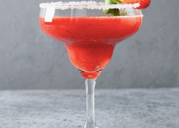 Recepte nedēļas nogalei: zemeņu daikiri bez cukura